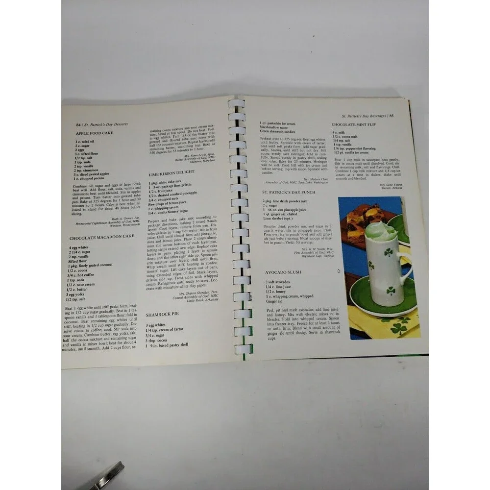 Holiday Cookbook Assemblies of God Women 900 Recipes for All Holidays VTG 1971